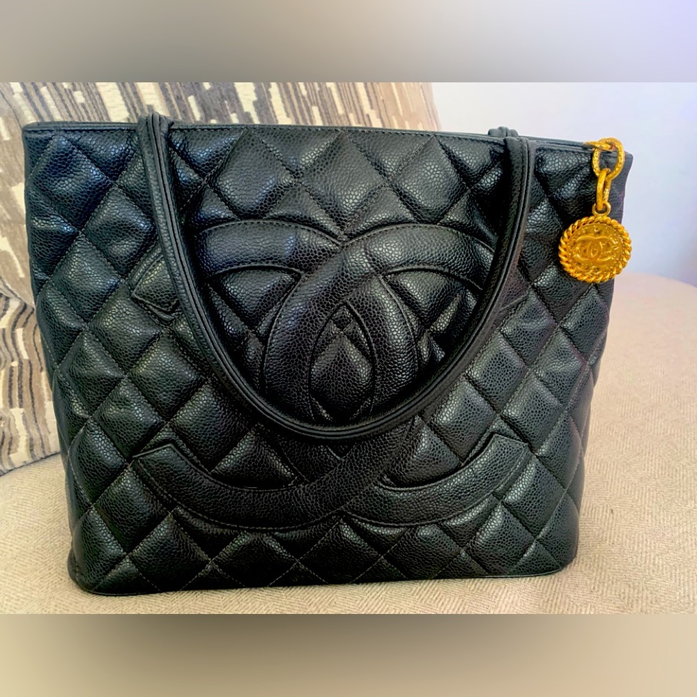Authentic 🌟Chanel Caviar Quilted Leather Medallion Shoulder tote handbag